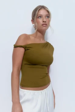 Asymmetric micro top