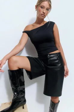 Asymmetric micro top