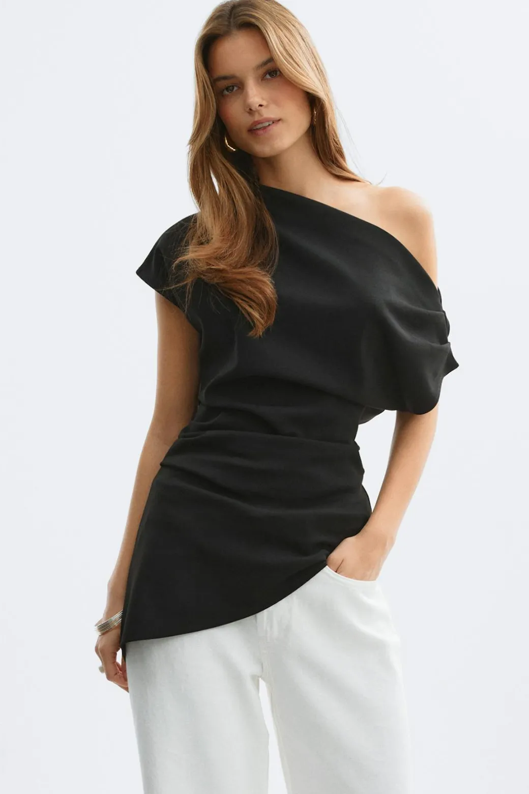 Asymmetric pleated top