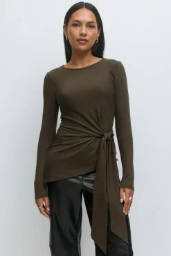 Asymmetric tie top