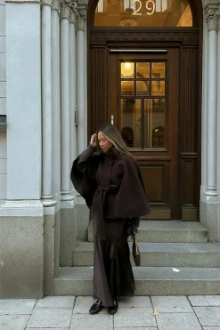 Belt cape jacket