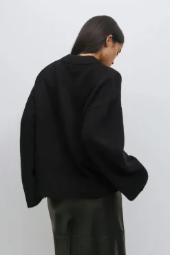 Crew neck knitted sweater