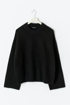 Crew neck knitted sweater