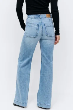 Front pocket flare jeans