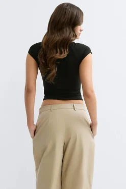 Keyhole top
