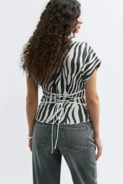 Lacing back top