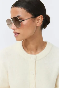 Metal frame aviator sunglasses