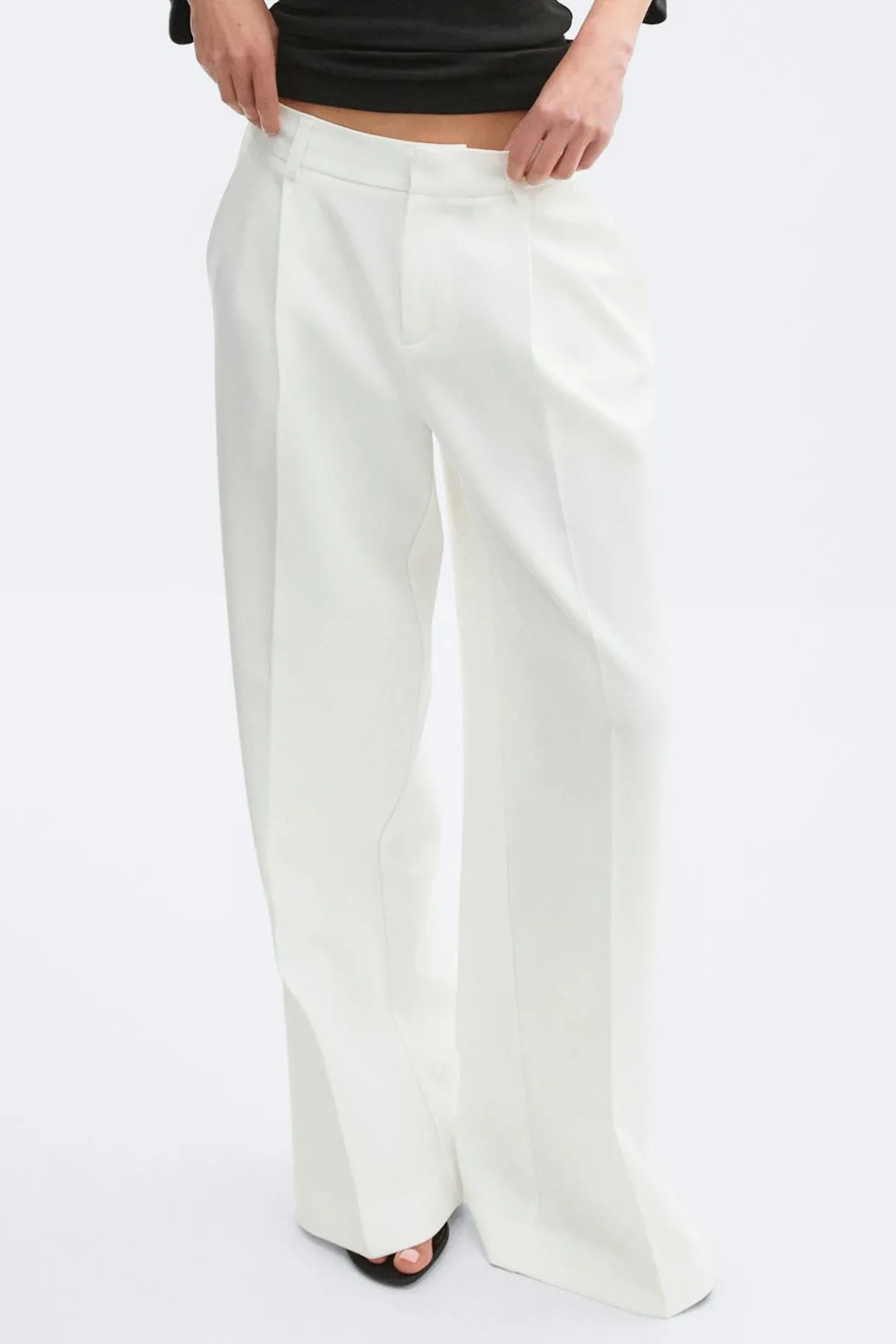 Mid waist pleated trousers