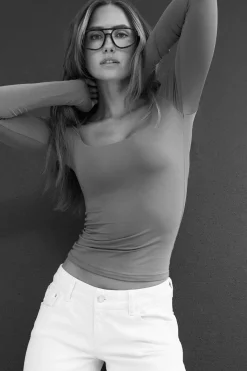 Slim fit scoop neck top