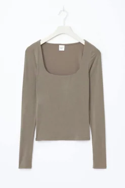 Slim fit scoop neck top