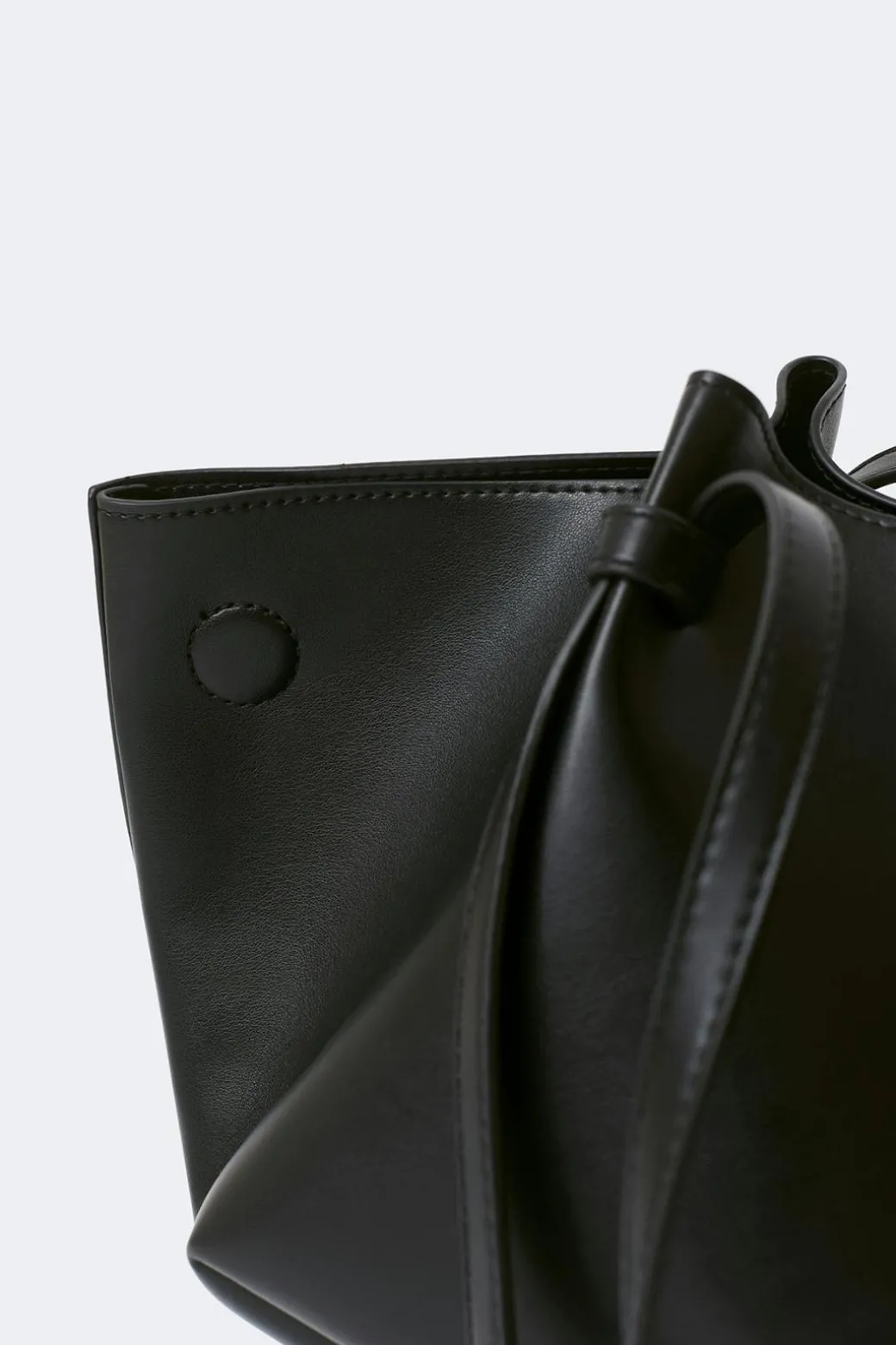 Strap handle tote bag