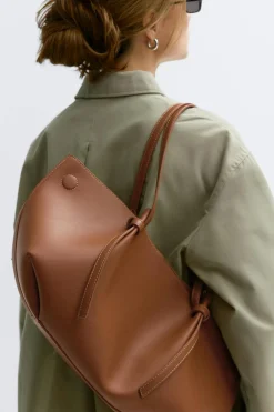 Strap handle tote bag