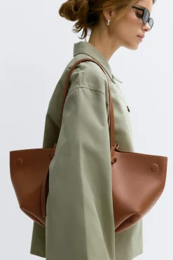 Strap handle tote bag