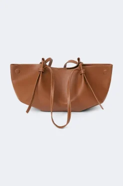 Strap handle tote bag
