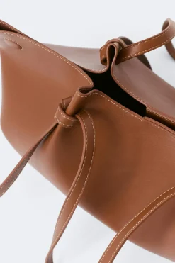 Strap handle tote bag
