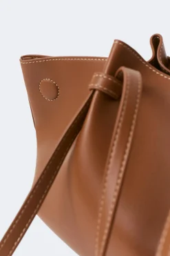 Strap handle tote bag