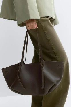 Strap handle tote bag