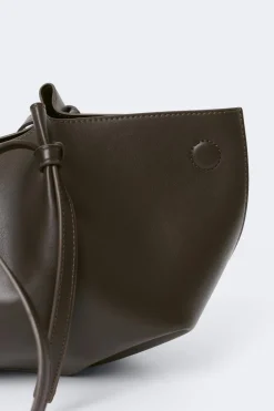Strap handle tote bag