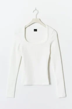 Super stretch scoop neck top