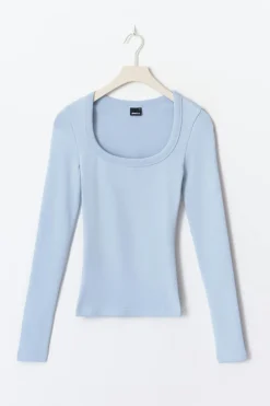 Super stretch scoop neck top