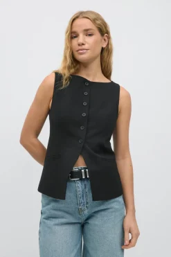 Tailored boatneck vest