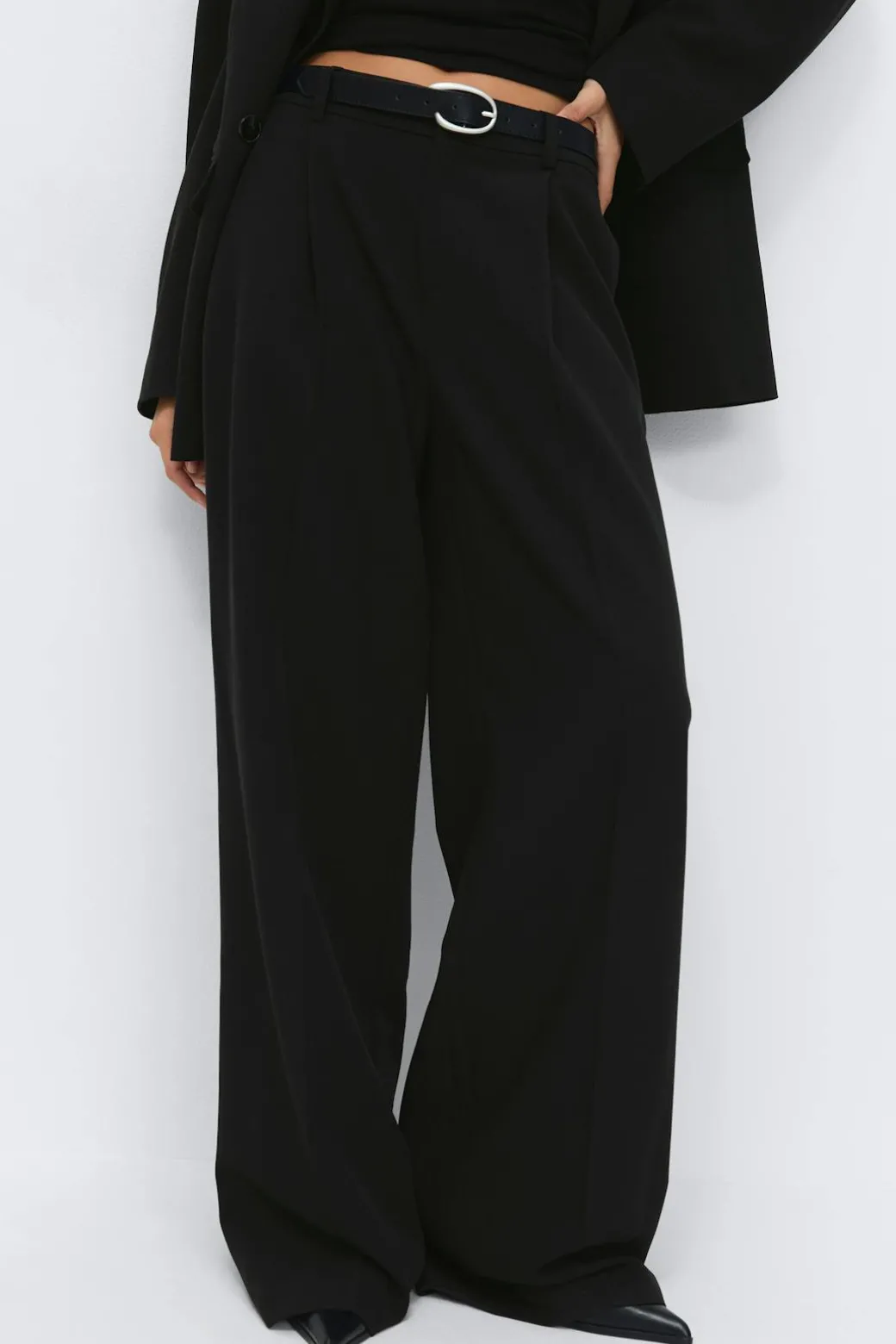 Wide pleated trousers
